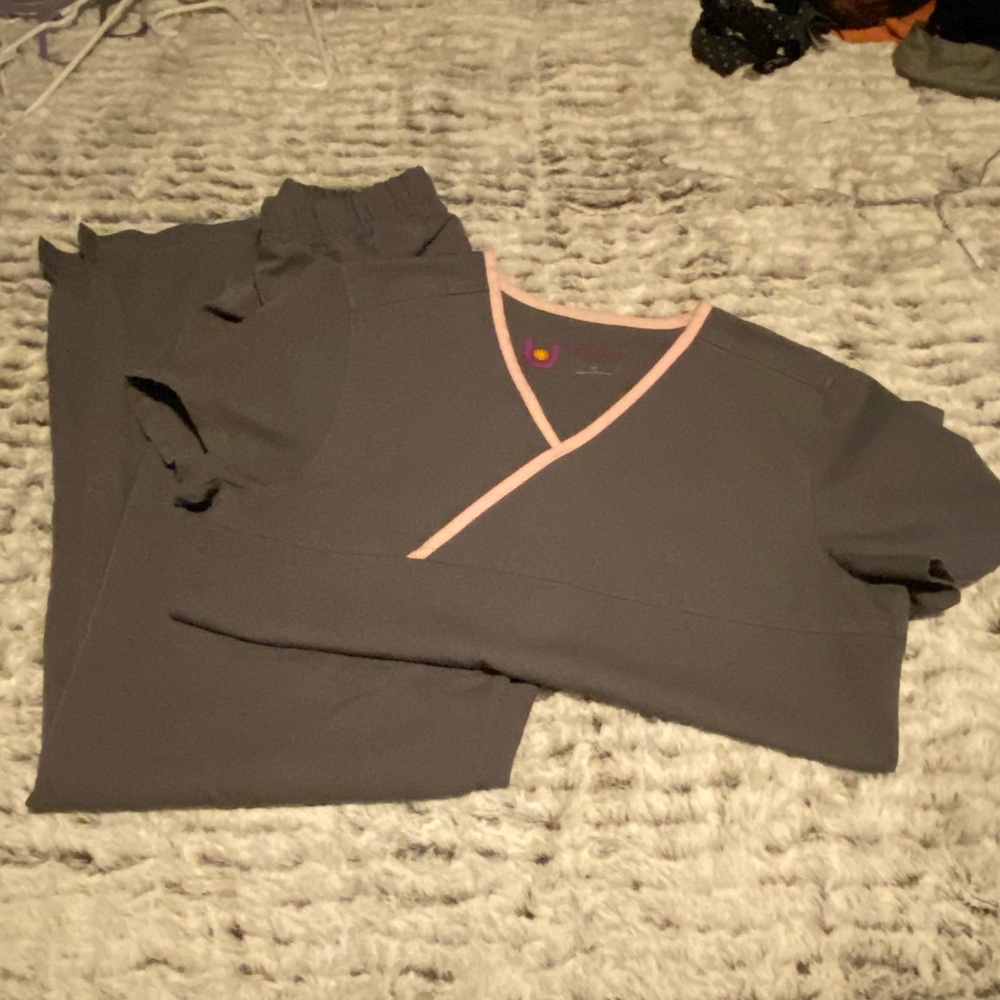 Urbane Ultimate gray scrub set